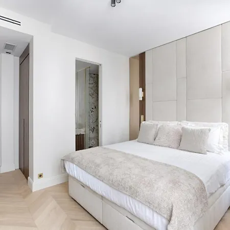 Panzió Luxury Apartments Near The Eiffel Tower 3*