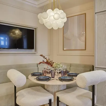 Panzió Luxury Apartments Near The Eiffel Tower 3*