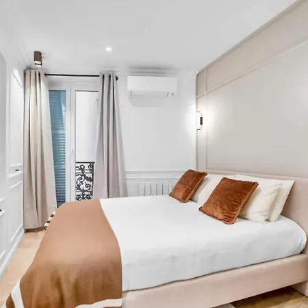 Panzió Luxury Apartments Near The Eiffel Tower 3*